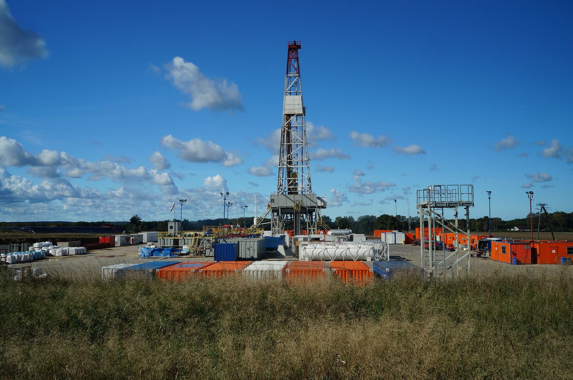 Onshore drilling rig in a field